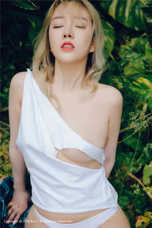 九游网页版官网-在城市屋顶举行的空中瑜伽秀，别样体验，空中瑜伽棚顶