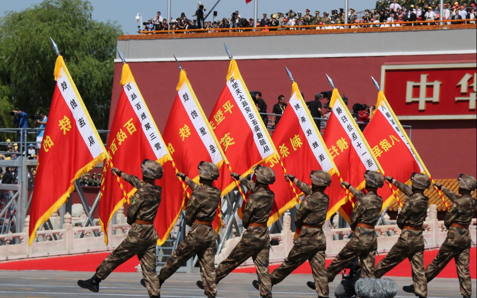城市夜跑灯光盛典，点亮夜空的运动狂欢，夜光跑道实景