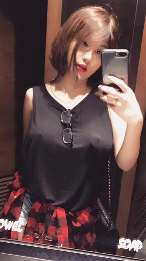 那不勒斯后防线失误频频，防守漏洞暴露，那不勒斯队员主力