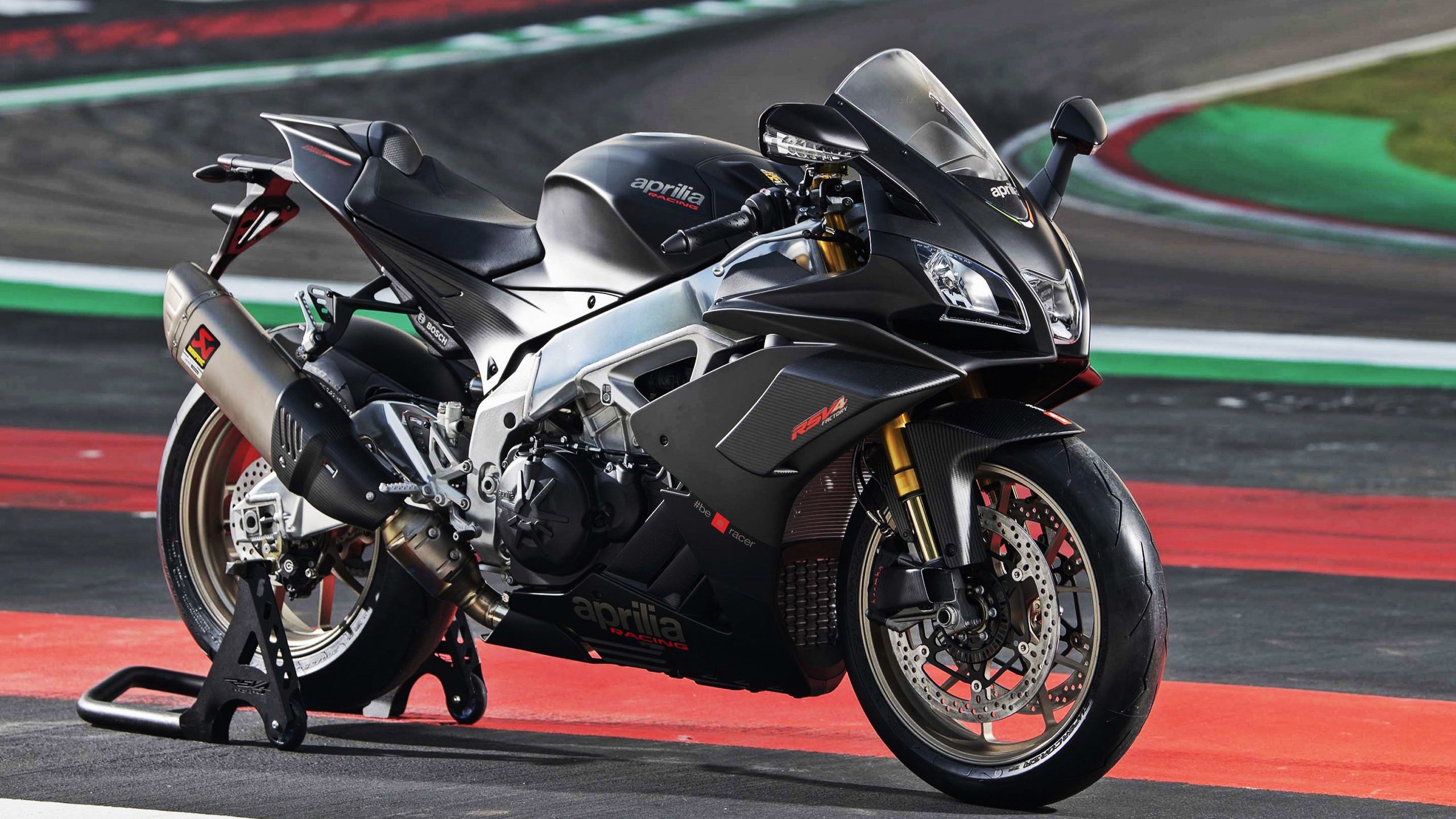 全民健身摄影作品展览走进体育馆大厅，体育运动摄影作品展